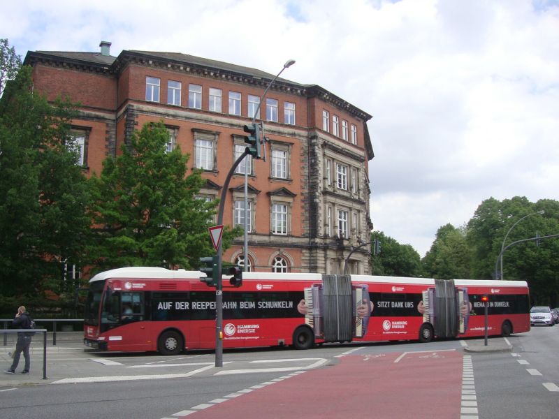 Doppel-Gelenk-Bus vor der Staatsbibliothek