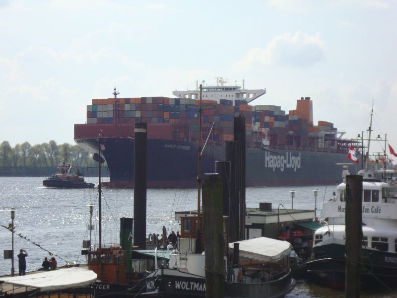Schiff verlässt Hamburg, fährt am Museumshafen vorbei