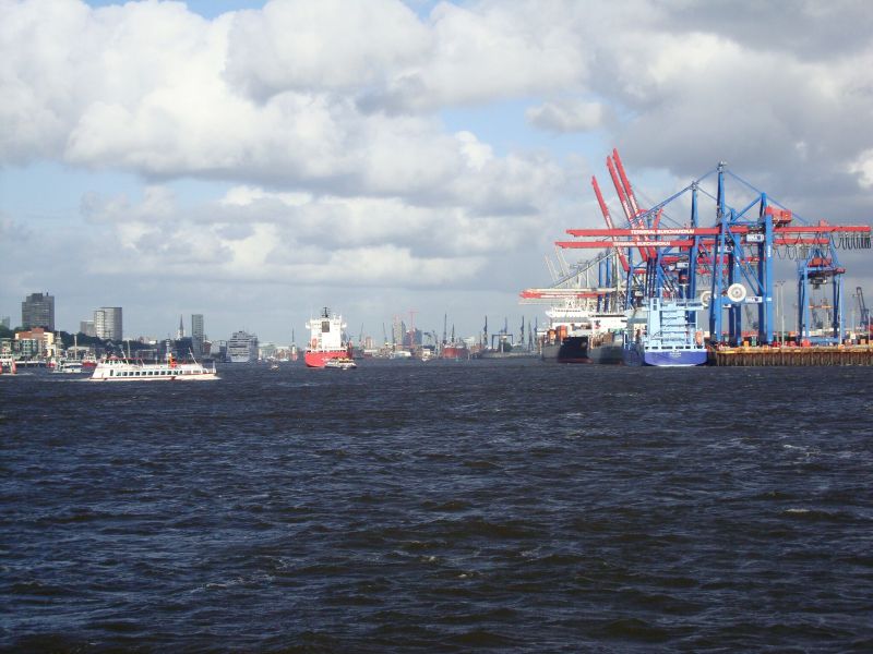 Schiff fährt auf Hamburg zu, auf der Elbe zwischen Altstadt links und Hafen rechts