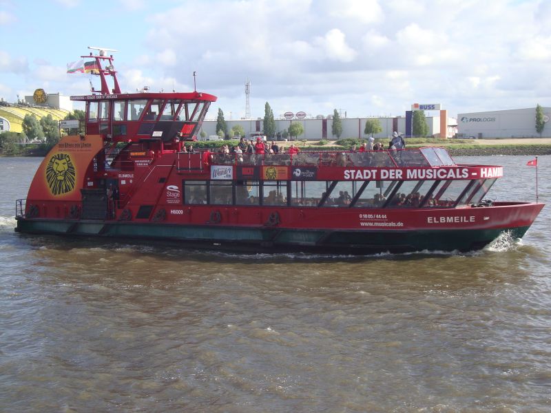 Hafenfähren befördern Personen und Fahrräder im Linienverkehr auf der Elbe