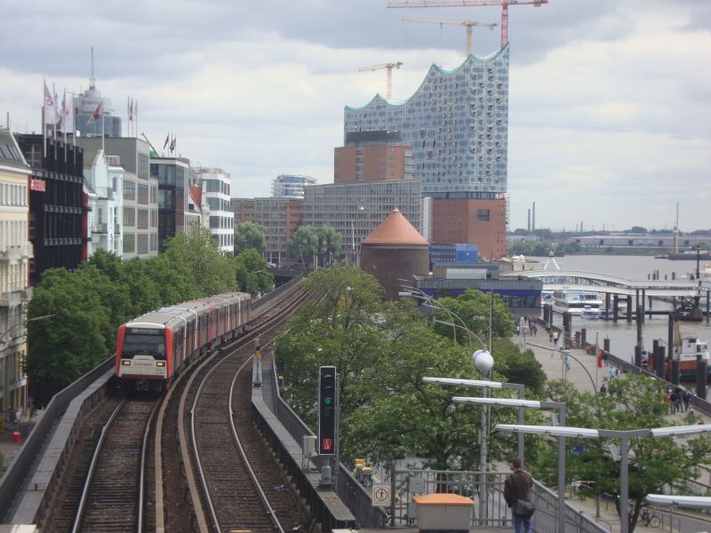 Die Hamburger Hochbahn auf dem Viadukt am Hafen