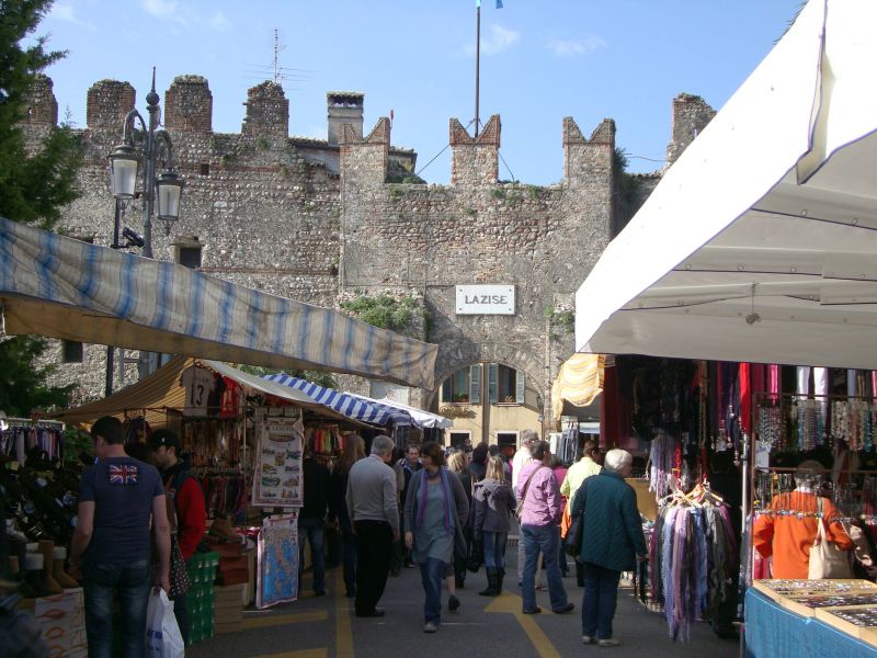 Markt, Stadtmauer und Tor von Lazise