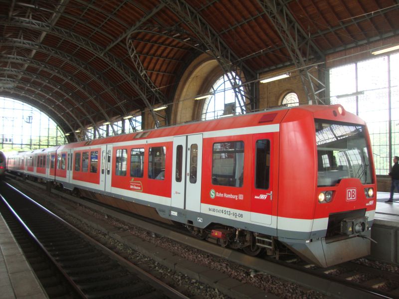 S-Bahn im Bahnhof Dammtor